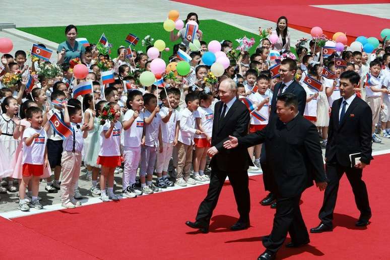 O presidente russo foi recebido com pompa em Pyongyang em sua primeira visita à Coreia do Norte em 24 anos