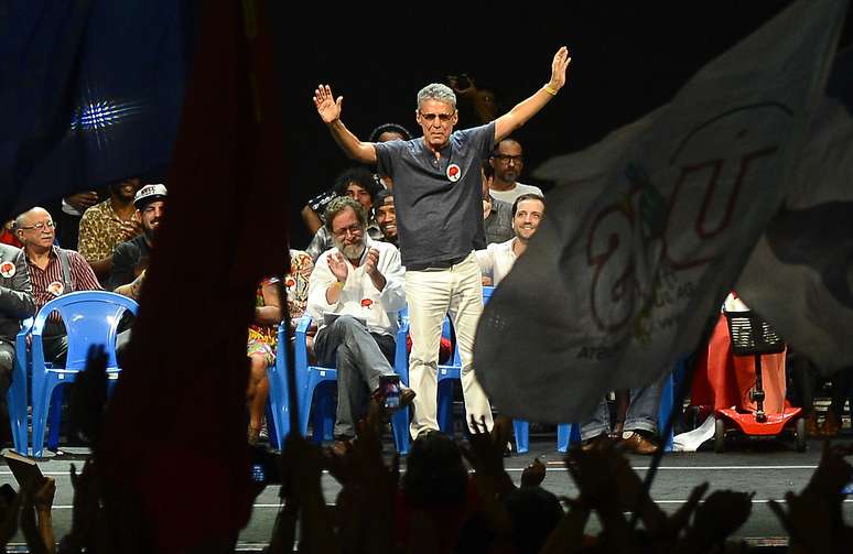 Chico Buarque é conhecido pelas músicas políticas e românticas, mas não esqueceu da vida sofrida do jovem de quebrada