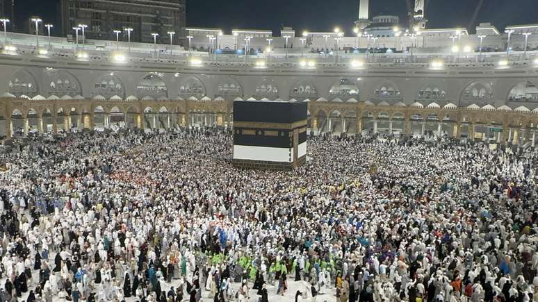 Peregrinos circulam ao redor da Kaaba após cumprir a peregrinação do hajj em Meca, na Arábia Saudita, nesta quarta-feira, 19 de junho.