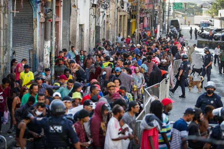 GCM usou cães durante operação na rua dos Protestantes; via tem uma faixa de rolamento aos usuários e outra para circulação de veículos.