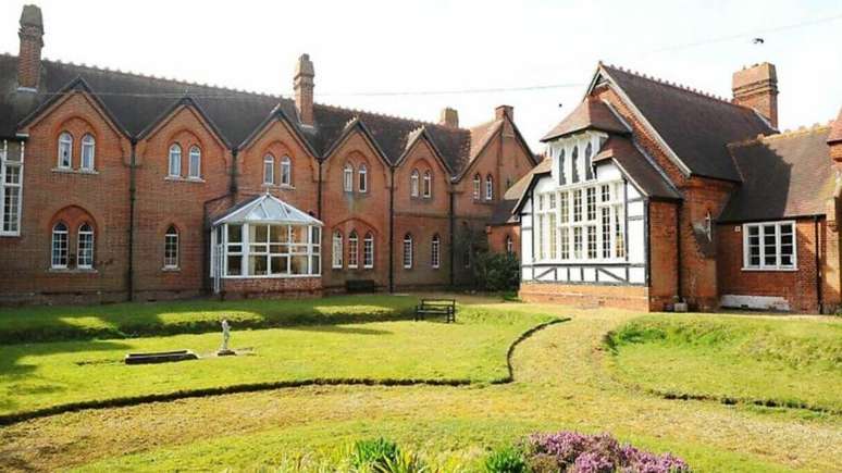 A instituição fica em um antigo convento em Norfolk, na Inglaterra