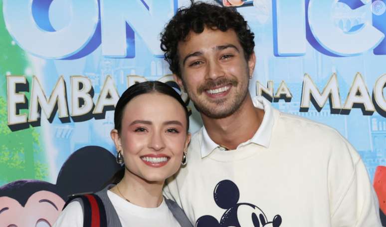 Casal Disney! Larissa Manoela e André Luiz Frambach combinam estampas do Mickey para ver show de patinação. Veja looks!.