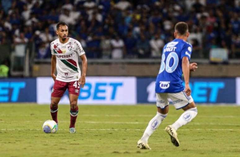 Lima em ação pelo Fluminense diante do Cruzeiro pelo Campeonato Brasileiro –