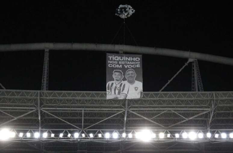 Torcida do Botafogo demonstra apoio a Tiquinho Soares –