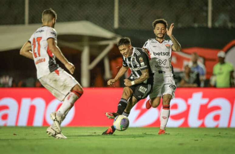 Jogadores de Vitória e Atlético-MG em disputa de bola no Brasileirão –