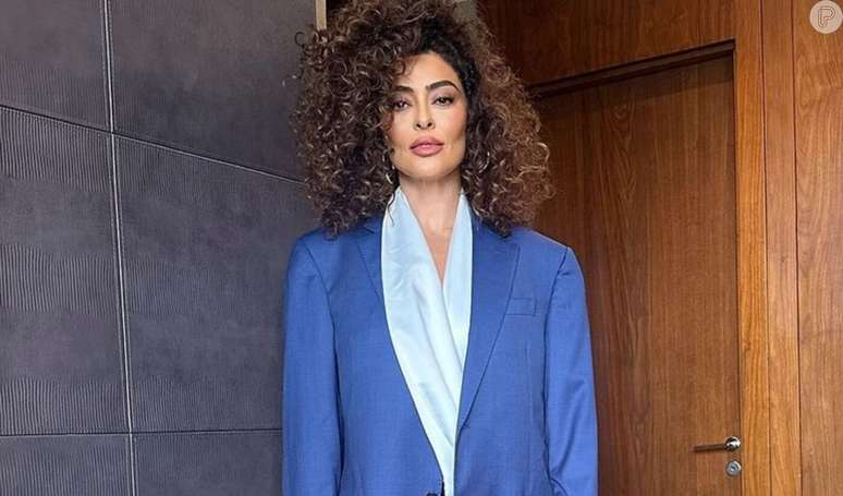 Juliana Paes aposta em terno azul oversized e cabelão cacheado para entrevista no 'Desculpa Alguma Coisa'.