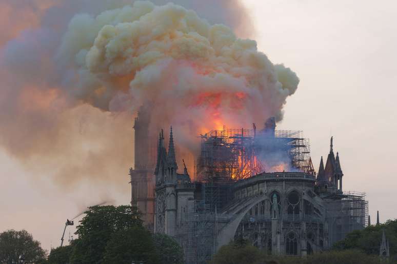 Incêndio de 2019 consumiu estruturas marcantes da catedral, como a famosa 'flecha' central