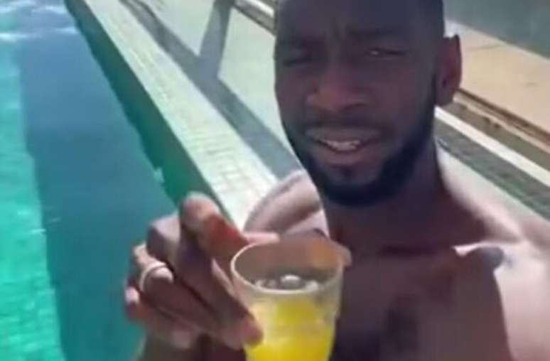 Jogador do Criciúma, Bolasie comemorou com suquinho na piscina