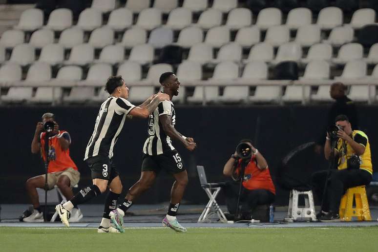 Botafogo comemora empate 