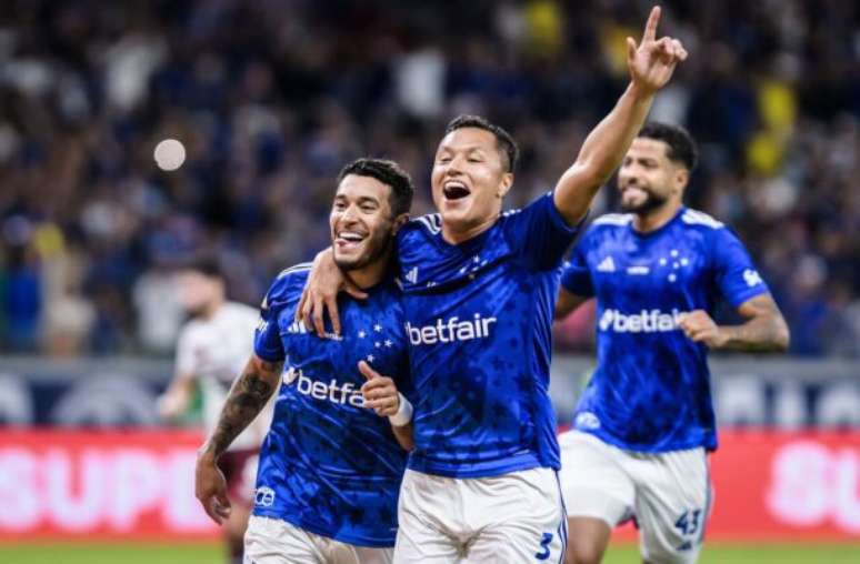 William (à esquerda) comemora com Marlon (ao centro e com João Marcelo atrás) o gol do Cruzeiro