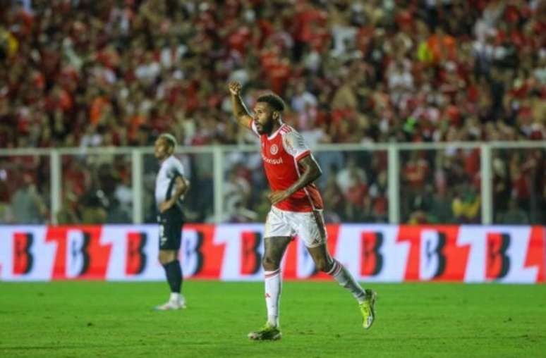 Wesley vibra após marcar o gol da vitória sobre o Corinthians –