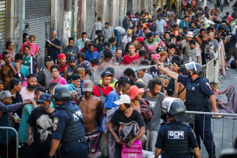 GCM joga spray de pimenta em usuários de drogas na rua dos Protestantes, região ocupada pela Cracolândia.