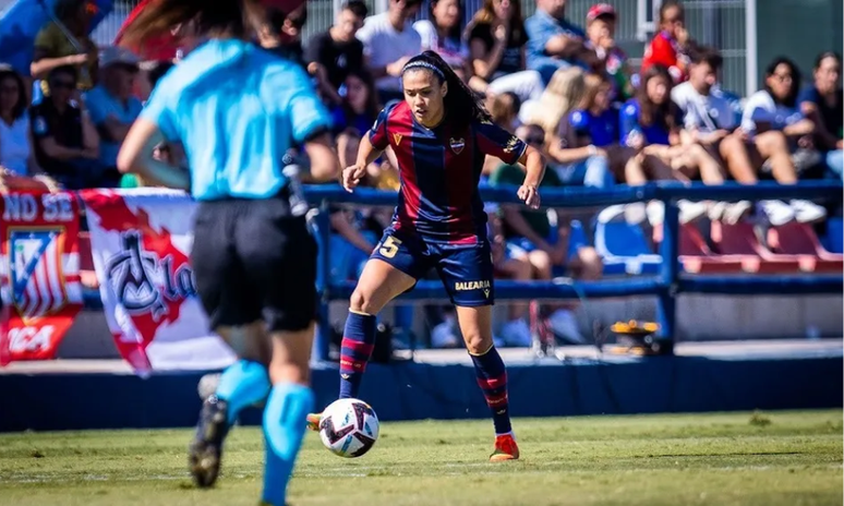 Antonia Silva em partida de futebol pelo Levante UD