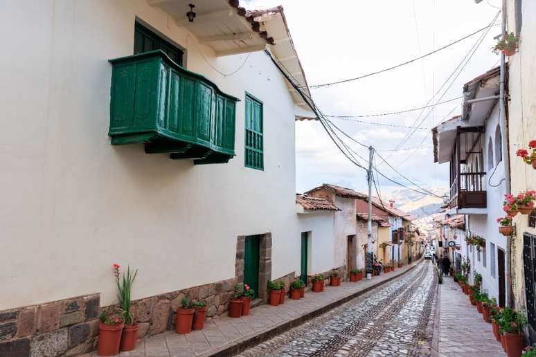 Ruas de paralelepípedos estreitos em Cusco encantam e levam a praças pitorescas 