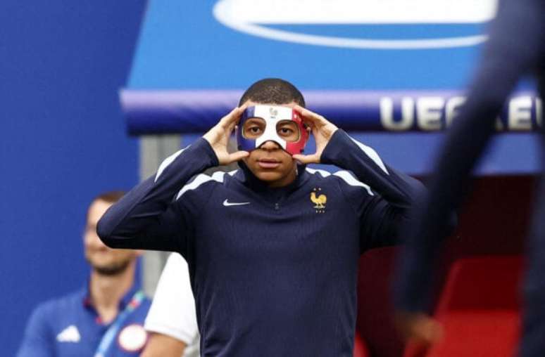 Mbappé treinou com proteção com as cores francesas nesta quinta-feira – Franck Fife/AFP via Getty Images