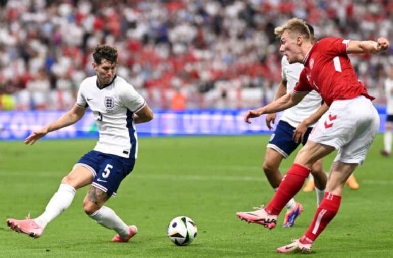 Jogadores de Dinamarca e Inglaterra em disputa de bola na Euro 2024 –