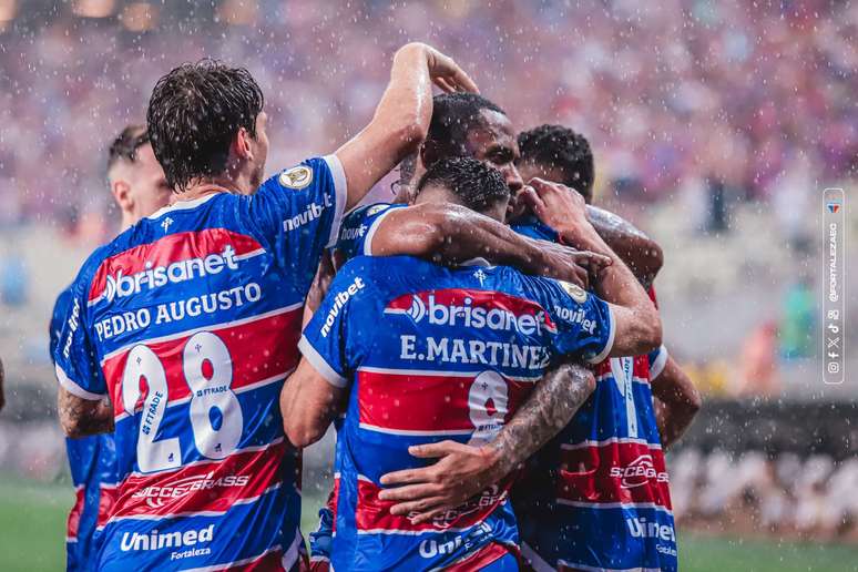 Elenco do Fortaleza comemora gol único da vitória contra o Grêmio. 