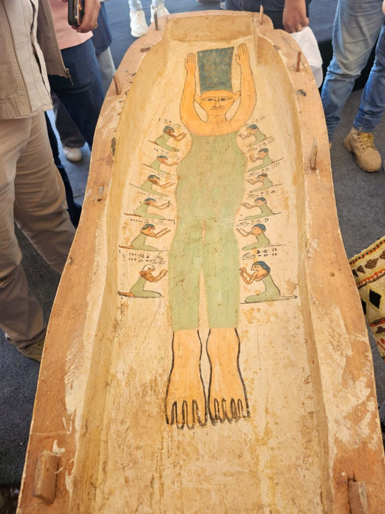 A múmia de Tadi Ist estava coberta por uma tampa de sarcófago representando suas feições — curiosamente parecidas com as de Marge Simpson (Imagem: Egyptian Ministry of Tourism & Antiquities)