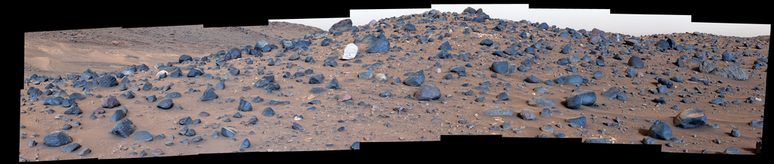 Perceba neste mosaico como Atoko se destaca em meio às outras rochas no local, que têm cor escura (Imagem: Reprodução/NASA/JPL-Caltech/ASU/MSSS)