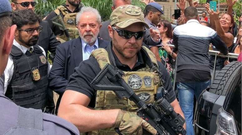 Danilo Campetti escoltando Lula no velório de seu neto em São Bernardo do Campo (SP), em 2019.