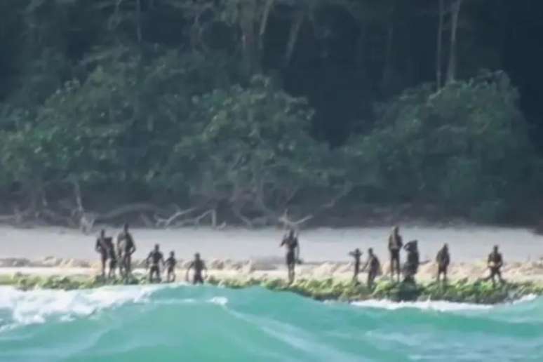 Em 2006, dois pescadores que chegaram muito perto da ilha foram mortos pelos aborígenes