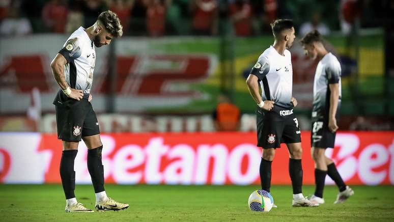 Jogadores do Corinthians lamentam derrota para o Internacional