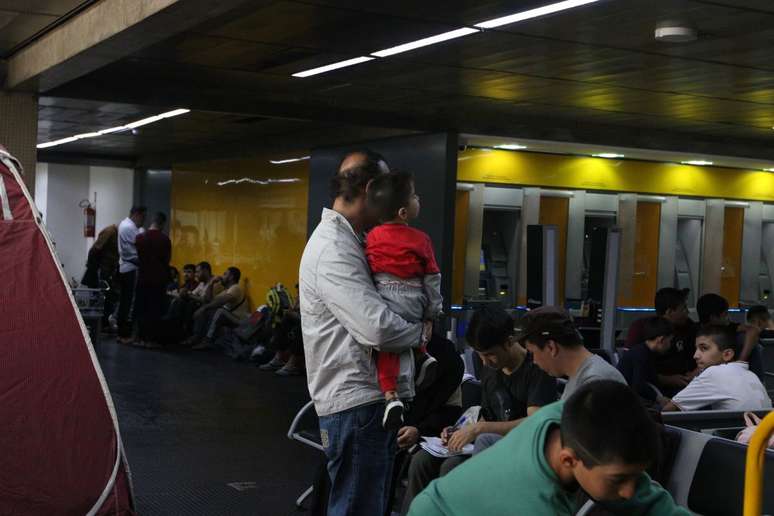Refugiados afegãos com visto humanitário esperam encaminhamento para abrigo no Aeroporto Internacional de Guarulhos 
