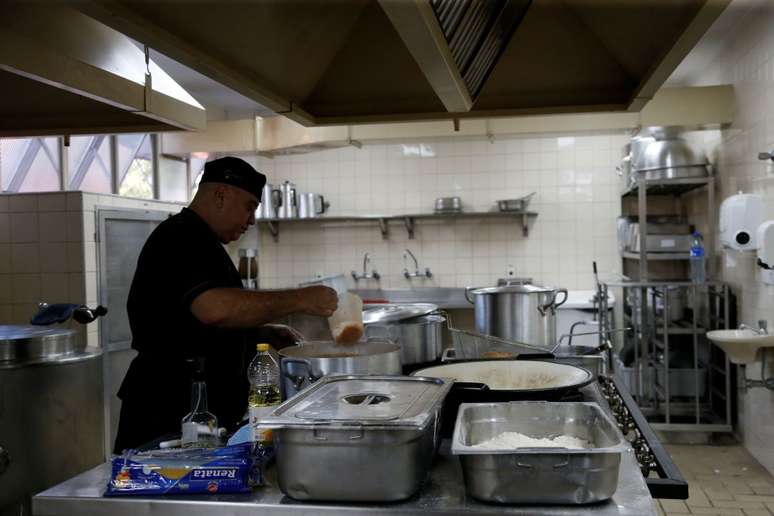 Cozinha em casa de acolhimento para imigrantes e refugiados em São Paulo. Se pudessem, voltariam ao país de origem 