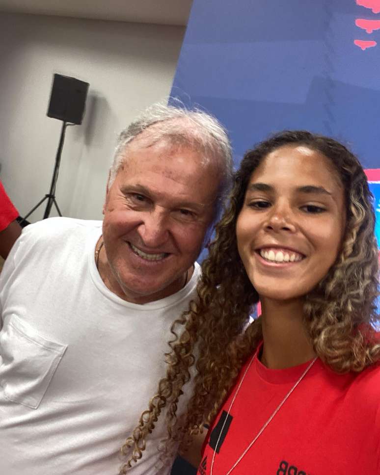 Goleira do Flamengo Laisla sub-20 com o seu ídolo Zico –