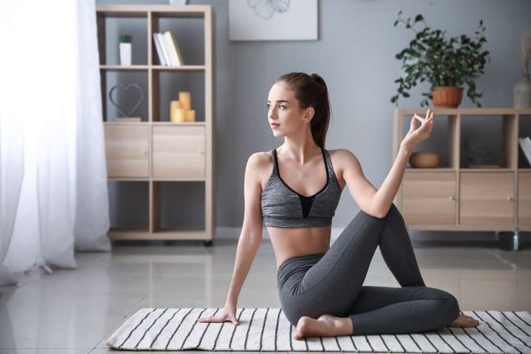 A prática do yoga ajuda a melhorar a flexibilidade 