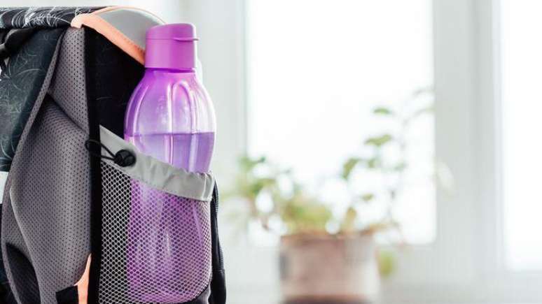 As garrafas recebem bactérias das mais variadas fontes — como das mochilas onde são carregadas, por exemplo