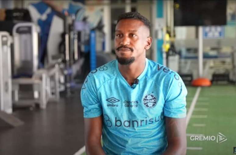 Edenílson em atuação pelo Grêmio, sua nova equipe, em abril –