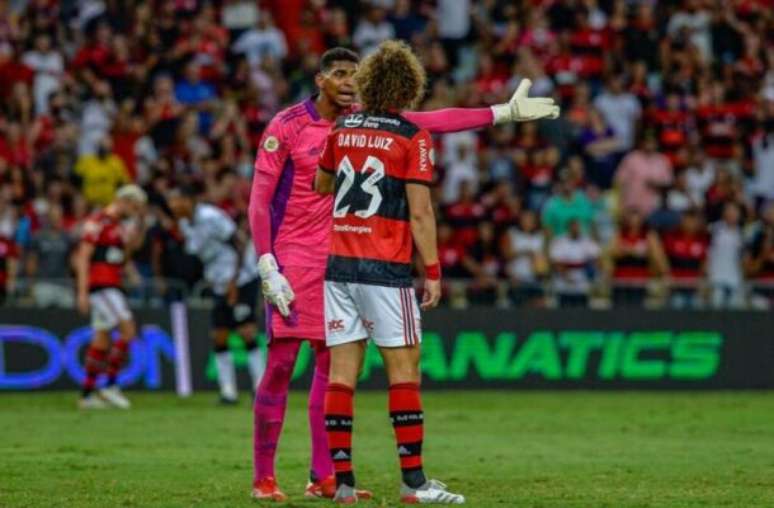 David Luiz com Hugo Souza durante partida do Flamengo –