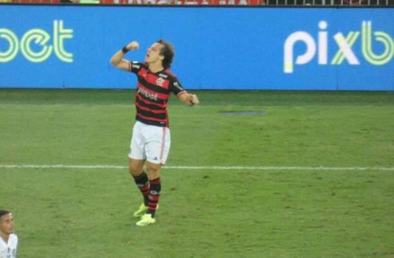 David Luiz comemorando seu gol nos acréscimos da partida contra o Bahia –