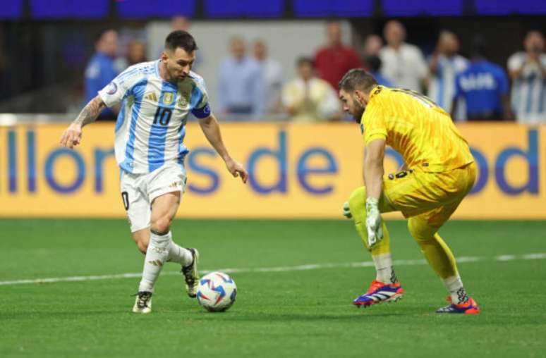  Messi tenta finalizar diante do goleiro Crepeau. Neste lance, o argentino não conseguiu concluir a gol. Ele passou em branco. Mas os argentinos venceram