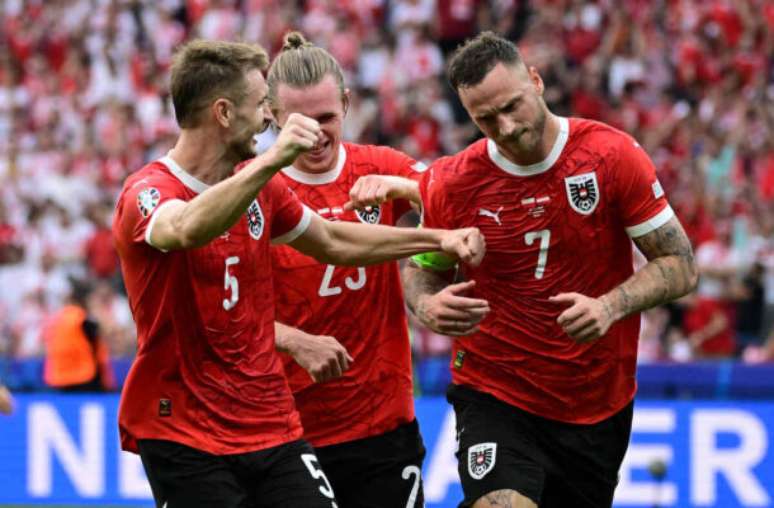 Momento do gol marcado por Piatek na vitória da Áustria sobre a Polônia –