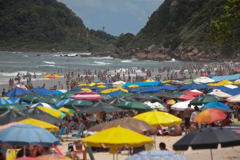 Movimentação de turistas na Praia do Tombo durante feriado da Proclamação da República, em 2022