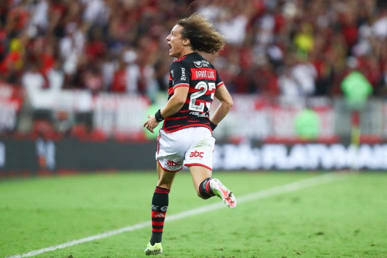David Luiz comemora mais um gol no fim pelo Flamengo.