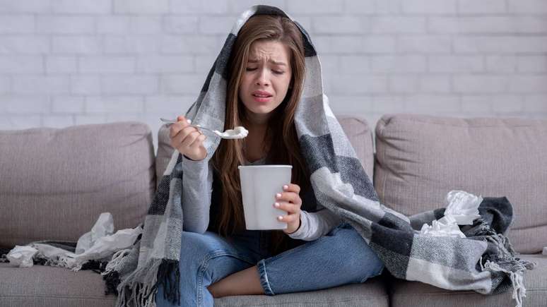 Jovens que se sentem sozinhas tendem a descontar sentimentos na comida