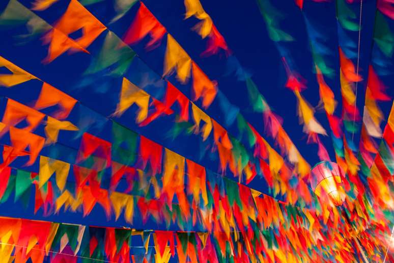 Imagem mostra bandeirinhas de festa junina.