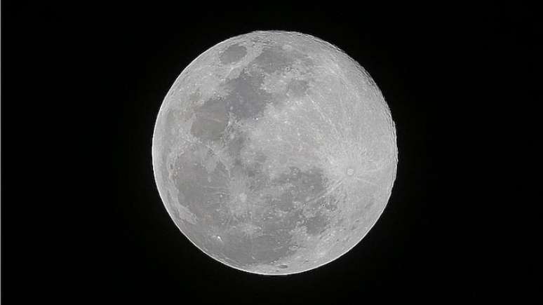 Lua terá uma trajetória na qual ficará acima do horizonte por mais tempo e atingirá pontos bem altos no céu.