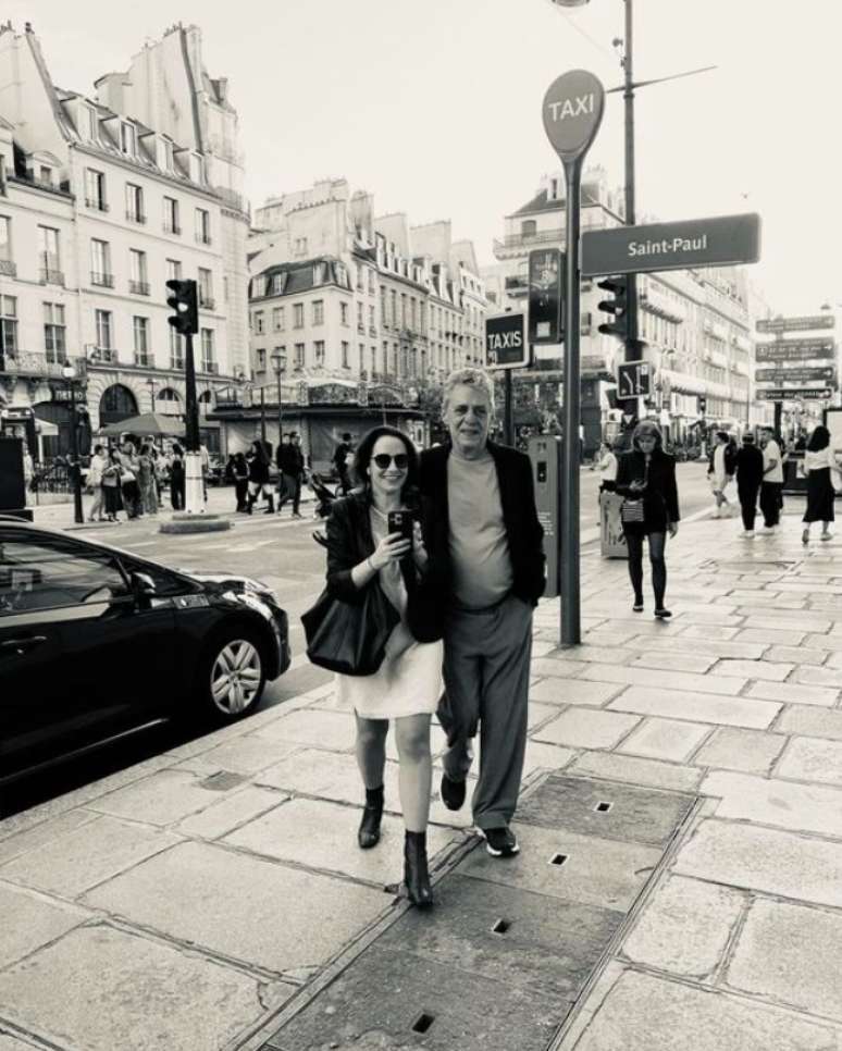 Chico Buarque e Carol Proner em passeio pelo Maris, o bairro mais cosmopolita da capital francesa