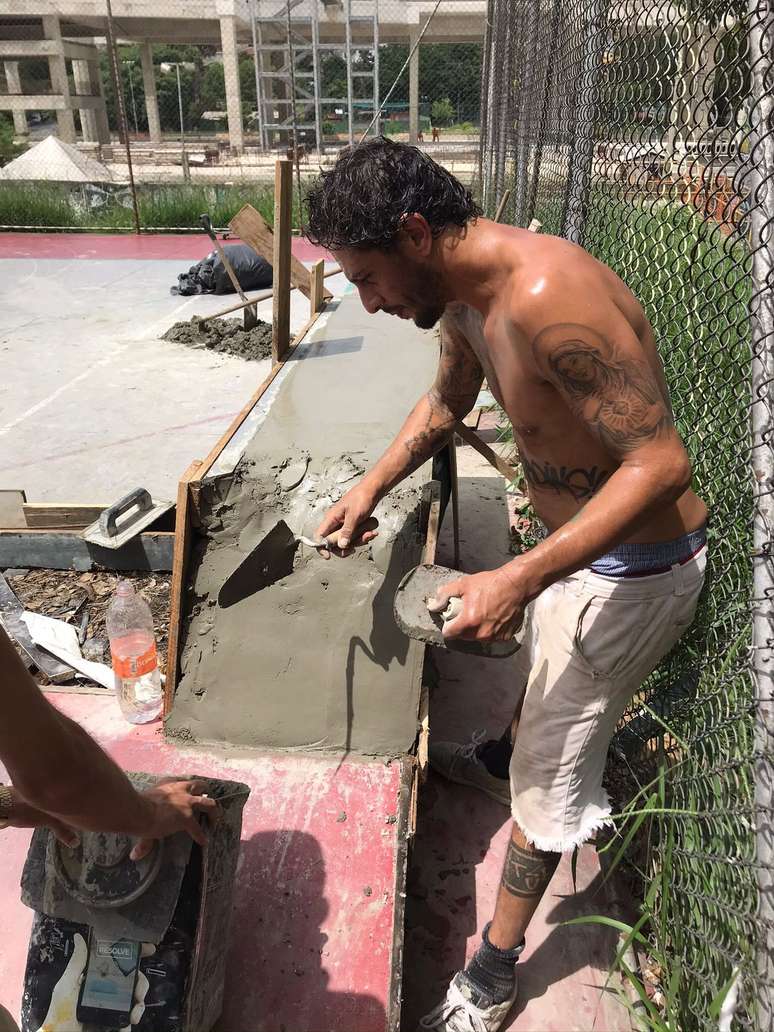 Finha, um dos iniciadores do projeto social de skate na favela Real Parque, a Prafinha. Mão na massa para construir o espaço