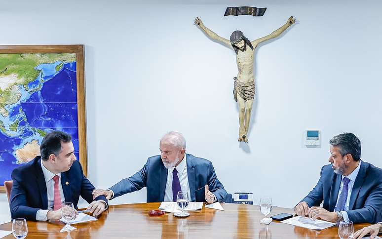 Os presidentes do Senado, Rodrigo Pacheco (PSD-MG), da República, Lula (PT), e da Câmara, Arthur Lira (PP-AL), no Palácio do Planalto.