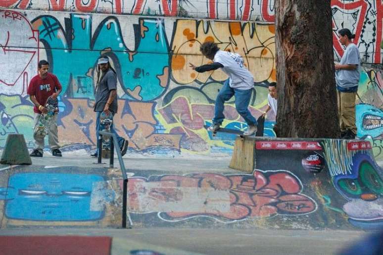 Skatistas dão cambalhotas e piruetas para manter a Prafinha, espaço de skate na favela Real Parque: fazem eventos, rifas, doações