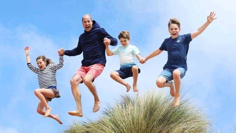 Kate Middleton faz homenagem a pr&iacute;ncipe William com foto fofa da fam&iacute;lia