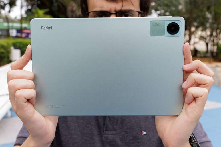 Redmi Pad SE tem a melhor bateria do segmento (Imagem: Ivo Meneghel Jr./Canaltech)