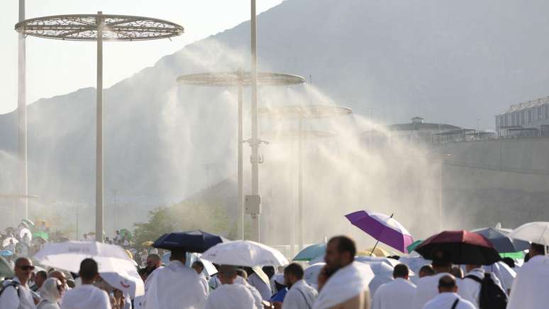 Os peregrinos são refrescados por vapor d'água enquanto visitam a Montanha da Misericórdia (Monte Arafat), onde as escrituras dizem que Adão e Eva se encontraram na Terra depois de caírem do Céu, e o primeiro perdão foi concedido