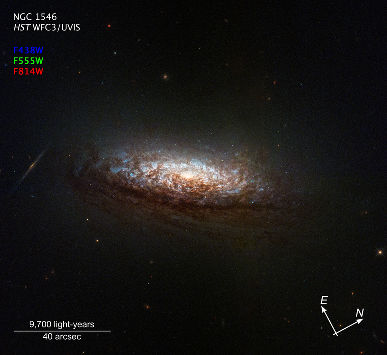 Galáxia NGC 1546 observada pelo Hubble (Imagem: Reprodução/NASA, ESA, STScI, David Thilker (JHU)