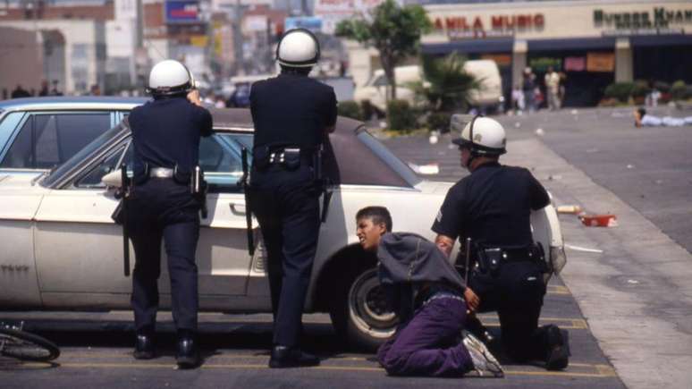 Policiais atuam em protesto ocorrido durante os distúrbios de Los Angeles em 1992